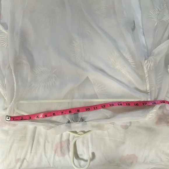 Simply Vera Vera Wang Sheer White Blouse 22 inches 22-1/2 inches wide - Picture 5 of 5